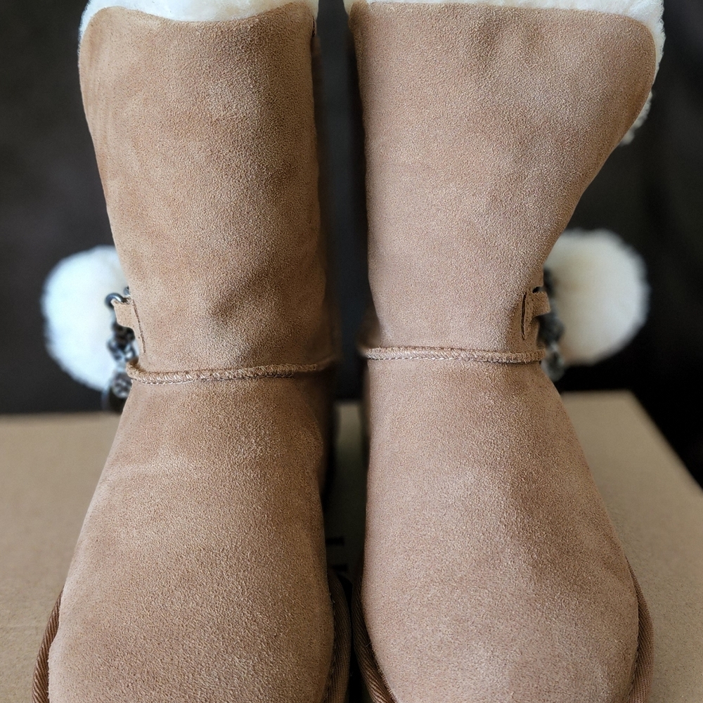 UGG - Picture 6 of 9
